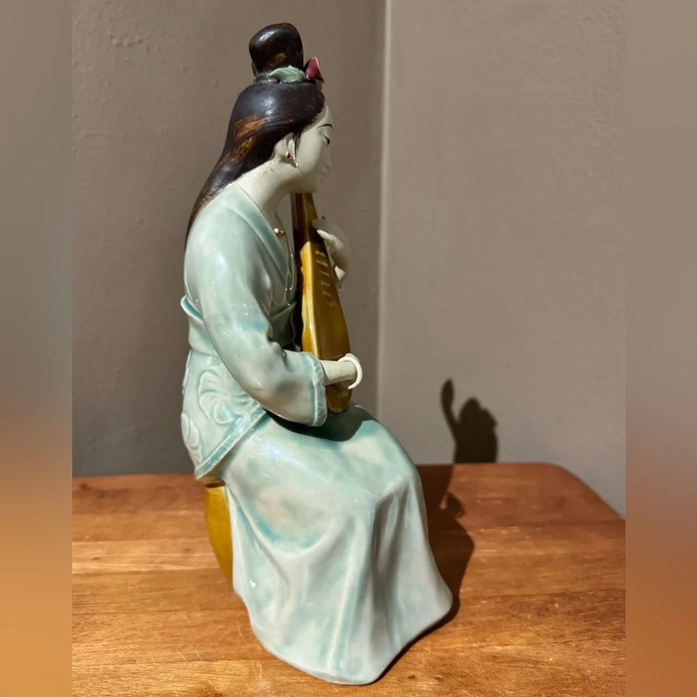 Seated Japanese Geisha Girl Playing the Pipa Hand Painted Porcelain Figurine 🏯